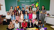 Klassenlehrerin Julia Stark begrüßte die Kinder der Klasse 1a mit ihren bunten Schultüten an der Hebelschule in Gottmadingen.