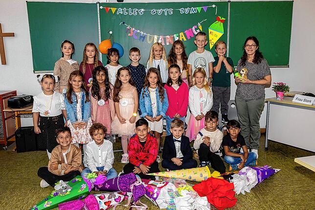 Klassenlehrerin Julia Stark begrüßte die Kinder der Klasse 1a mit ihren bunten Schultüten an der Hebelschule in Gottmadingen.