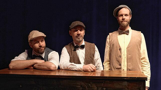 Die Vorsitzenden von Schauplatz Lauchringen, Benjamin Wenger, Maximilian Bartosch und Tomas Adam, auf einem Foto für die Tanzparty im ...