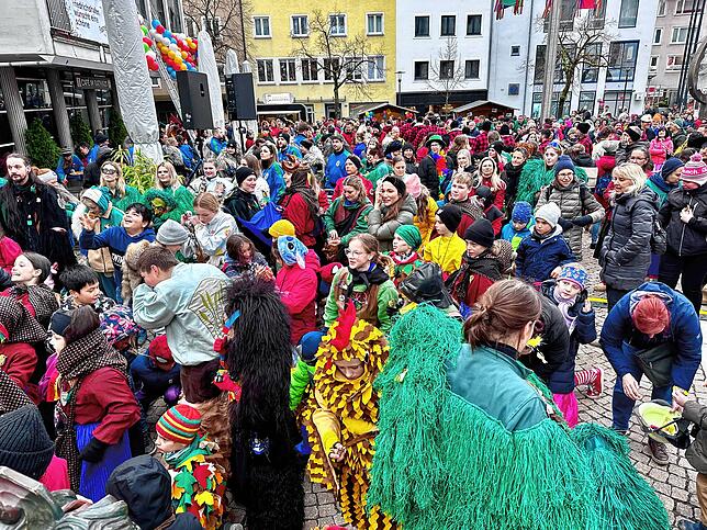 Bild 12: So bunt war der Rathaussturm in Friedrichshafen