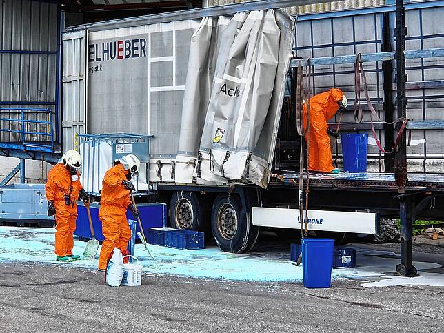 Bild 1: Gefahrgutunfall in Dogern: Feuerwehr-Großeinsatz im Industriegebiet – alle Bilder vom Einsatz