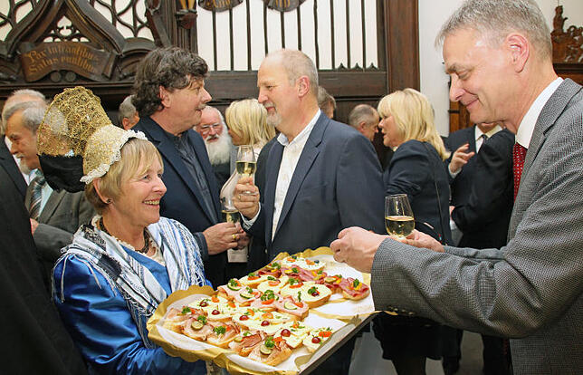 Eng ging es im Ratssaal und im Foyer zu, wo die Frauen des Trachtenbundes Überlinger Wein ausschenkten und kleine Häppchen kredenzten. ...