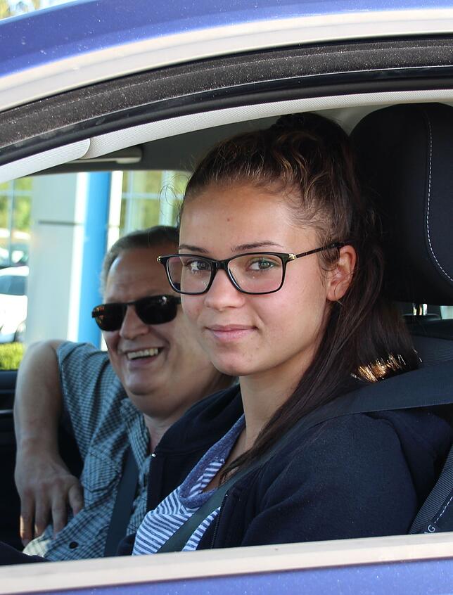 Fahrlehrer Klaus Heusel ist mit seinem Schützling, der 17-jährigen Melissa aus Pfullendorf, sehr zufrieden.