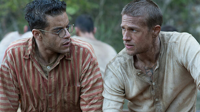Treten in große Fußstapfen: Charlie Hunnam (re) als Papillon und Rami Malek als Dega. Bild: dpa