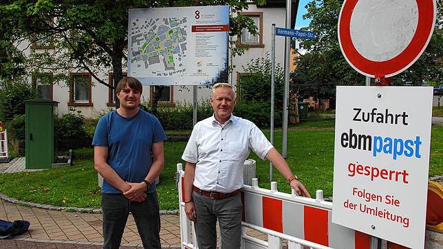 Benjamin Hengstler, Leiter des Hochbauamtes (links), und Alexander Tröndle, Stadtbaumeister, vor der Absperrung der ...