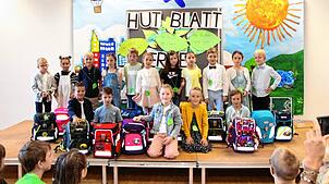 16 Jungen und Mädchen der ersten Klasse der Josef-Anton-Sickinger Grundschule Rippolingen mit ihrer  Klassenlehrerin Caterina Sänger.