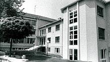 Die frisch sanierte Ratoldusschule im August 1988. Zwei Jahre lang mussten die Schüler verteilt auf das gesamte Stadtgebiet unterrichtet ...