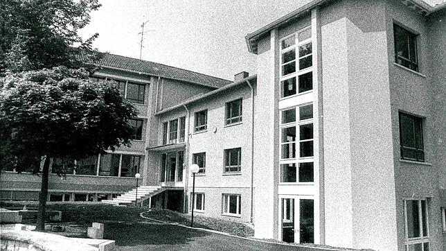 Die frisch sanierte Ratoldusschule im August 1988. Zwei Jahre lang mussten die Schüler verteilt auf das gesamte Stadtgebiet unterrichtet ...