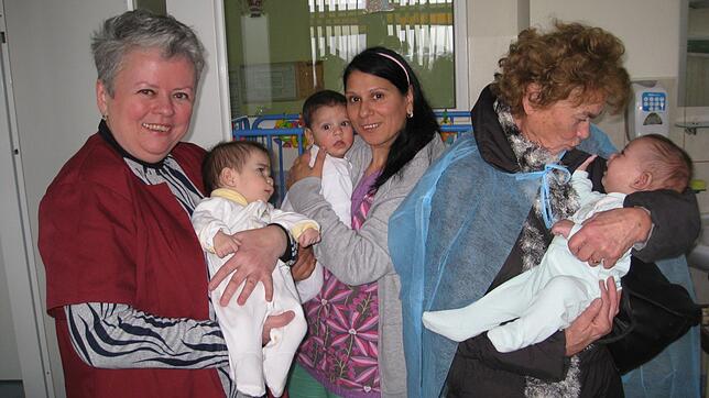 In der Kinderklinik in Oradea in Rumänien hungern ausgesetze Kleinkinder regelrecht nach Liebe.