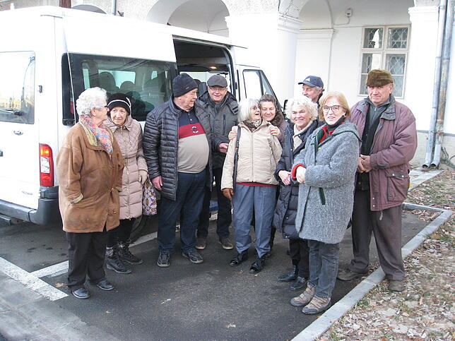 Beim Abschied am Caritashaus in Oradea kommen die Freunde der Villinger Helfer beim Abschied stets nochmals zusammen, um Danke für die ...