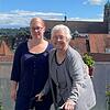 Der Balkon auf dem Marienhaus in Bad Säckingen wird von einzelnen Senioren gepflegt. Ruth Jäckle (rechts) und Tamara Baier helfen dabei ...