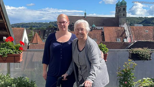 Der Balkon auf dem Marienhaus in Bad Säckingen wird von einzelnen Senioren gepflegt. Ruth Jäckle (rechts) und Tamara Baier helfen dabei ...
