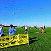 Viele Eltern mit Kindern ließen während des Leibertinger Drachfestes auf dem eingezäunten Bereich für Familien ihre Drachen steigen. Für ...