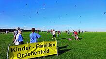 Viele Eltern mit Kindern ließen während des Leibertinger Drachfestes auf dem eingezäunten Bereich für Familien ihre Drachen steigen. Für ...