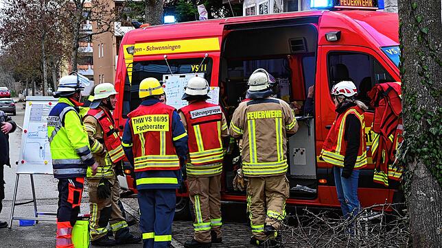 Die Feuerwehr ist mit einem Großaufgebot ausgerückt: Am 1. Februar 2023 brennt ein BMW in einer Tiefgarage in der Nähe der Innenstadt.