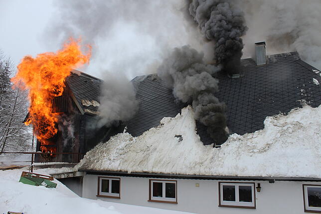 Bild 12: Feuerwehr kann Hof "Im Grund" nicht mehr retten - Sehen Sie hier die Bilder vom Einsatz