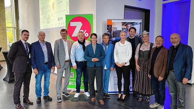 Bei der Versammlung dabei (von links): Julian Häßler, Manfred Honold, Siegfried Schaffer, Harald Uhrenbacher, Lina Seitzl, Heinz-Oskar ...