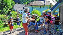 Kräuterpädagogin Daniela Ludin stellt in Gremmelsbach den Kindern Kleesorten vor. Foto: Hans-Jürgen Kommert