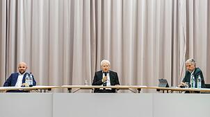 Auf der Bühne kamen Palmer (rechts) und Frohnmaier (links) zunächst nicht viel zu Wort. Moderiert wurde das Gespräch von Joachim Knape.