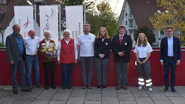 Bernhard Volk (v.l.) freut sich mit Sven Hänsel über die Ehrungen von Gerda Maier, Christine Schönenberger, Roger Breymayer, Kim Schön ...