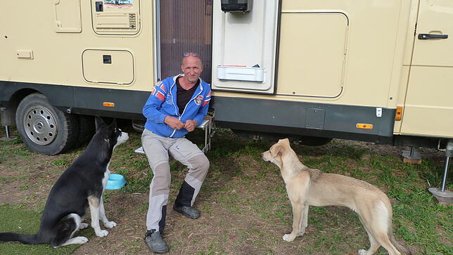 René Schmid hat sich mit seinem großen Wohnmobil und seinen beiden Hündinnen ein neues, freies und ungezwungenes Leben eingerichtet. ...