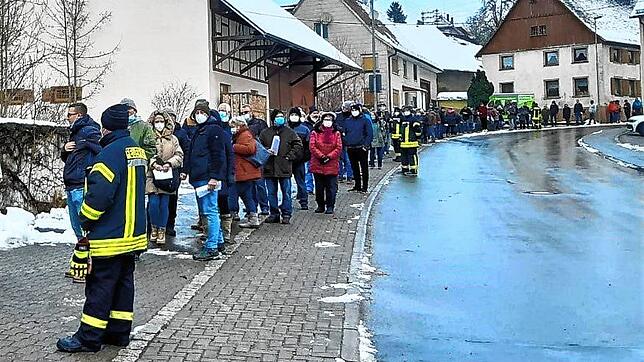 Warteschlange und Feuerwehr vor der Praxis. Die Einsatzkräfte schauten, dass alles gut ablief, aber die Leute waren sehr geduldig.