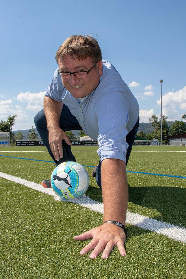 Klaus Fricker, Vorsitzender des VfB Waldshut ist mit dem Kunstrasenplatz seines Vereins sehr zufrieden. Abgenutzte Stellen, wie hier am ...