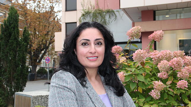 Derya Yildirim möchte von Radolfzeller Gemeinderat in das Gaienhofener Rathaus. Sie bewirbt sich um das Amt der Bürgermeisterin.