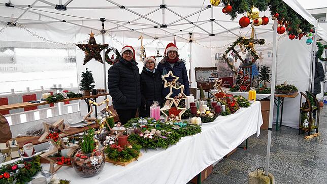 Die Besucher freuten sich über das vielfältige Angebot weihnachtlicher Dekorationen und schöner Handwerkskunst sowie die kulinarische ...