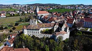 Die Burg Meersburg thront hoch über dem Bodensee.