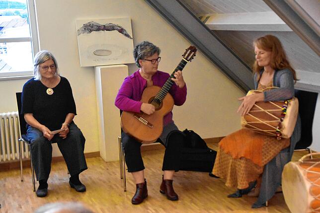 Für Marianne Hagemann (links) gehörte zur Vernissage auch die Musik von Carola Ledge und Stephanie Hagemann.