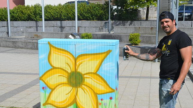 Jochen Laufer in Aktion im Eschachpark – dort lässt er Blumen sprechen. Bild: Albert Bantle