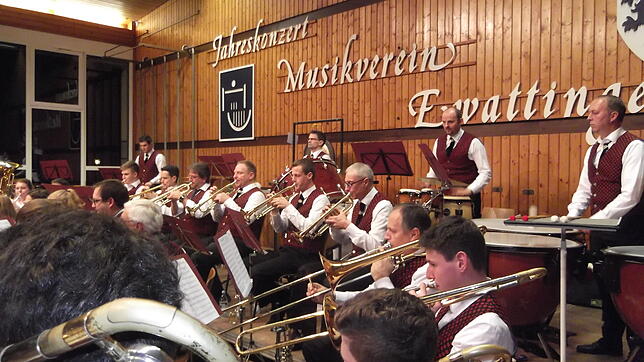 Voller Einsatz: Der Musikverein Ewattingen zog beim Jahreskonzert, das gemeinsam mit der Trachtenkapelle Buchenberg gestaltet wurde, ...