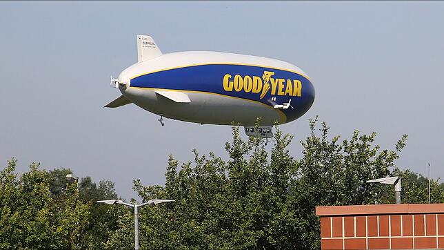 (Archivbild) Landet er auf dem Konstanzer Flugplatz? Das fragte sich mancher Beobachter im Juli 2020, als ein Zeppelin Konstanz ...