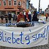 Mentig in Villingen 2021: Der Chaisenwagen mit der Riesen-Botschaft.
