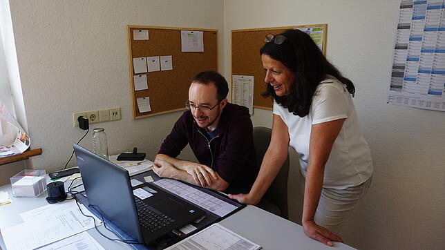 Integrationsmanager Sven Sebening und Integrationsbeauftragte Antonia Musacchio Torzilli arbeiten Seite an Seite in der Wirkstatt. ...