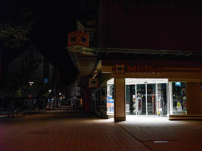 Die Innenstadt ist dunkler als gewöhnlich.