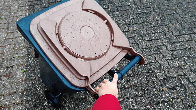 Ist die Biotonne zu schwer beladen, kann sie nicht entleert werden.