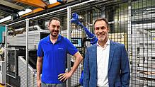Ausbildungsmeister Daniel Reichle (links) und der geschäftsführende Gesellschafter Joachim Maier von Wefa. Im Hintergrund eine ...