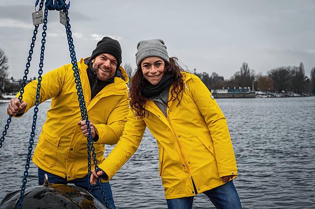 Das Foto ist von 2021, als Cello Fisch und Jenny Strohmeier ihre Kugel mit Gin nach 100 Tagen Bodensee-Lagerung erfolgreich geborgen ...