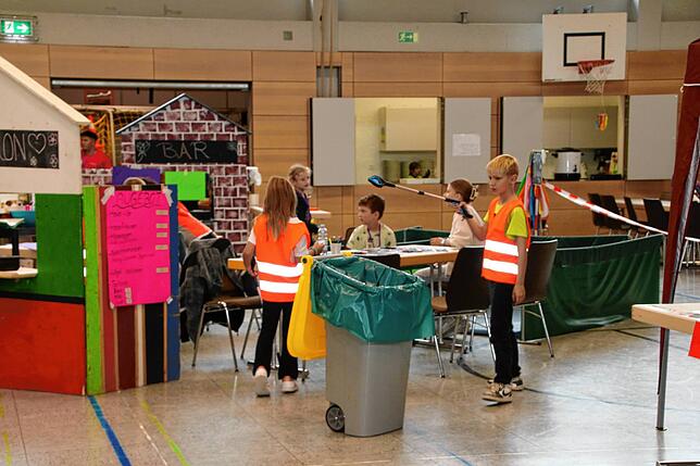 Bild 5: Kinder übernehmen Stadthalle in Tiengen – Einblicke in Fez City