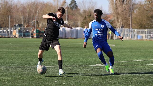 Der FC 03 Radolfzell (rechts Biley Hermelio Gnaglo) jubelt über den 4:1-Erfolg gegen den SC Gottmadingen-Bietingen.