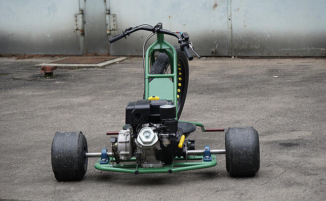 Ein Drift-Trike von hinten: Für das Gefährt wurden unter anderem eine Motorrad-Bremsanlage und ein modifizierter Standmotor eines ...