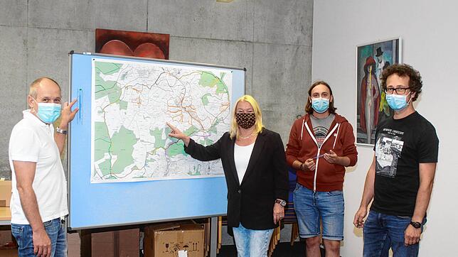 Paul Wegmann (v.l.) informierte sich im Mühlinger Rathaus über das Flurbereinigungsverfahren. Hierüber freuten sich Karin Chluba, Dirk ...