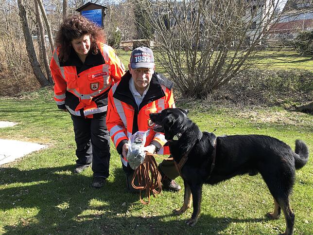 Gleich geht die Suche in Neustadt los: Susanne Rieger mit Bernd Wimmer und seinem Rettungshund Timmy. Wimmer hält hier den Plastikbeutel ...