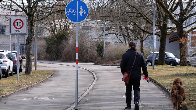 Ein baulich abgetrennter Radweg verläuft entlang der Freiburgerstraße bei der Wessenbergschule in der Südstadt. Hier ist genug Platz für ...