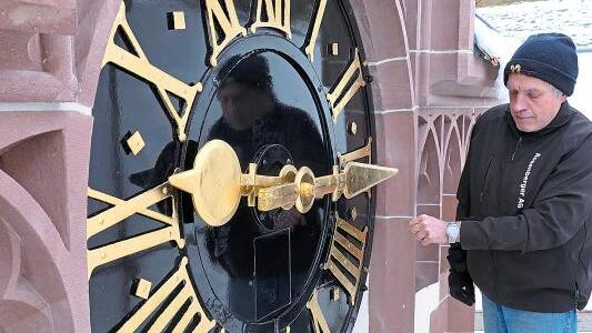 Hans-Peter Willmann, der täglich die Hammereisenbacher Kirchenuhr aufzieht, kann noch keinen Zeitvergleich machen, denn die frisch ...