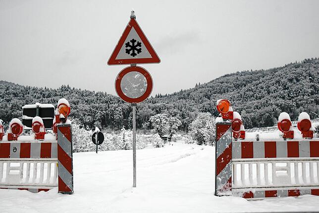 Bis hierher und nicht weiter: Die Straße am Dettelbach entlang ist gesperrt. Dort sind Bäume umgestürzt. Hier ist die Zufahrt bei Bodman ...