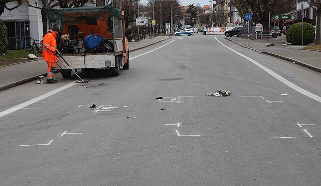 Ein Mitarbeiter der Technischen Betriebe Konstanz bei Aufräumarbeiten, bevor die Straße wieder freigegeben werden konnte.