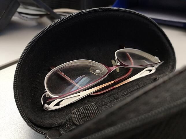Wer seine Brille mit einem feuchten Putztuch reinigt, entfernt fast alle Keime.